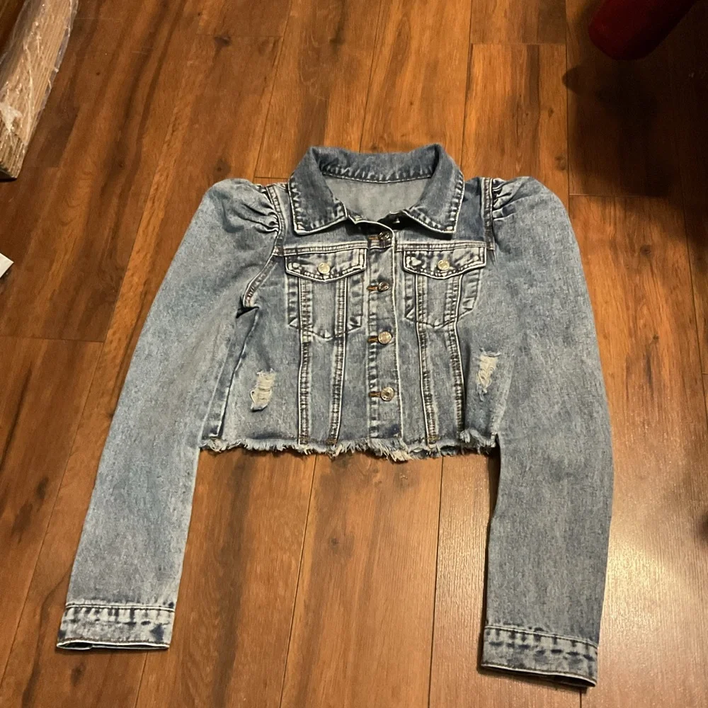 Chic Blue Denim Jacket NWOT - Picture 2 of 3